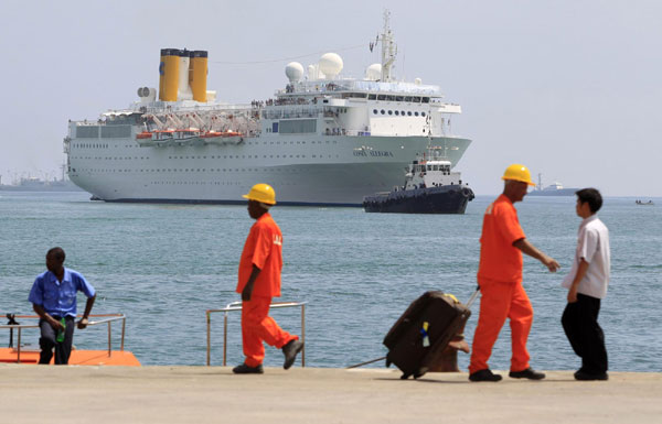 Disabled cruise ship docks in Seychelles port