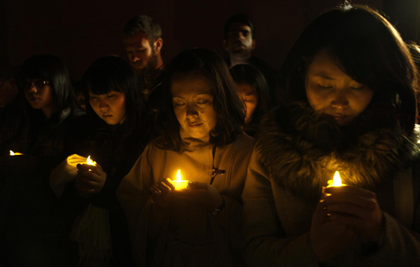 Candlelight vigil held to mark Japanese quake