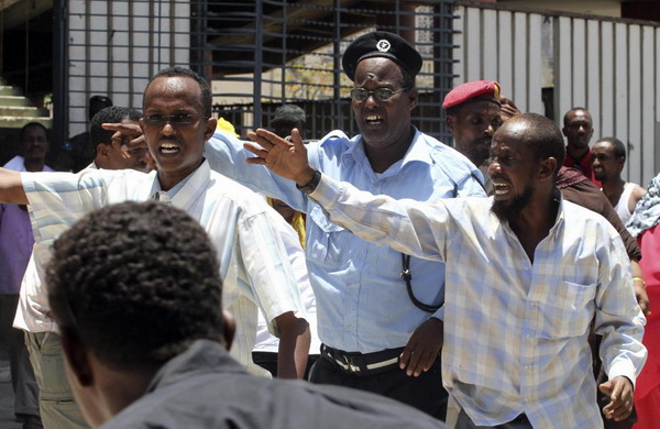 Blast hits Somali theatre, at least 6 dead