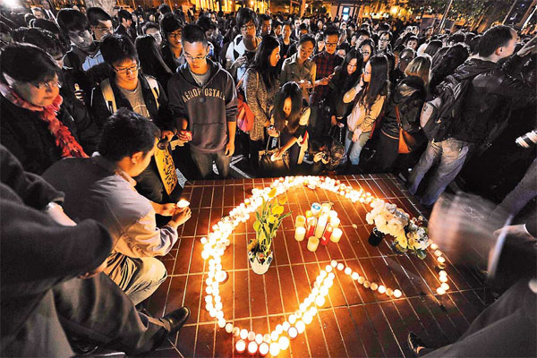 1,000 attend US vigil for slain students