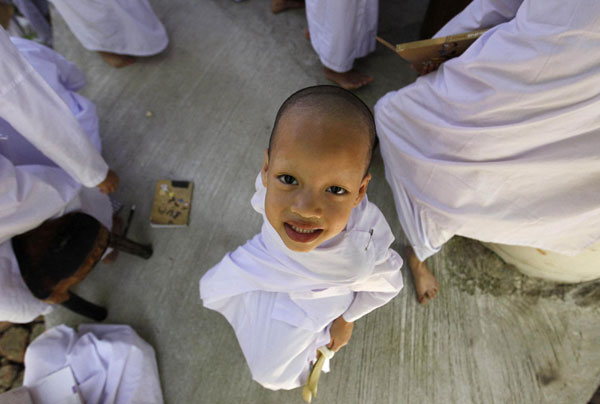 Thai girls spend school holiday as Buddhist nuns