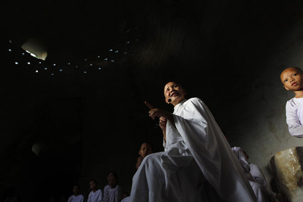 Thai girls spend school holiday as Buddhist nuns