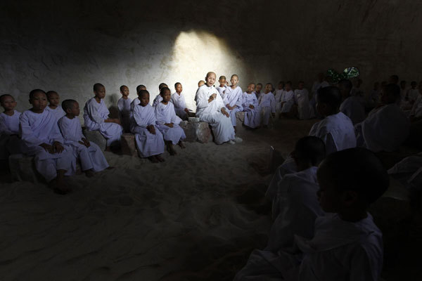 Thai girls spend school holiday as Buddhist nuns