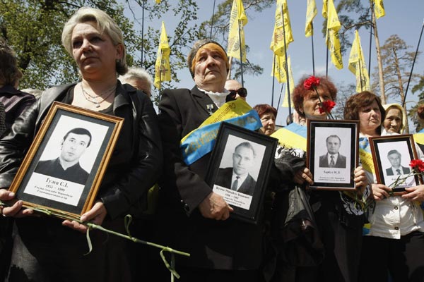 People mourn Chernobyl victims