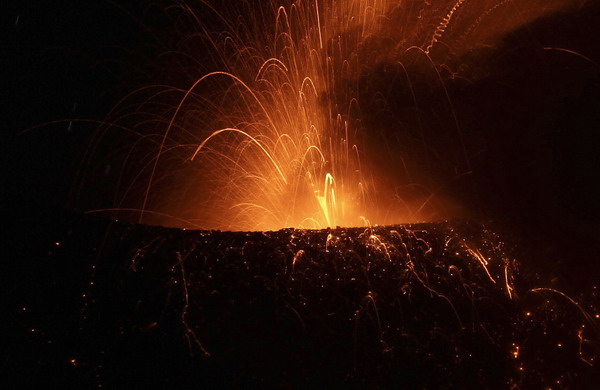 Tungurahua volcano erupts in Ecuador