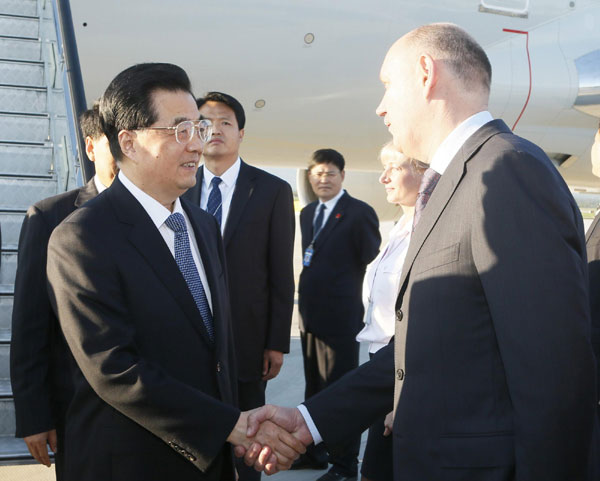 Hu arrives in Vladivostok for APEC meeting