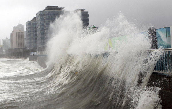 Typhoon Sanba lashes S. Korea