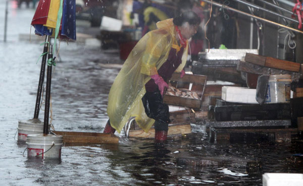 Typhoon Sanba lashes S. Korea