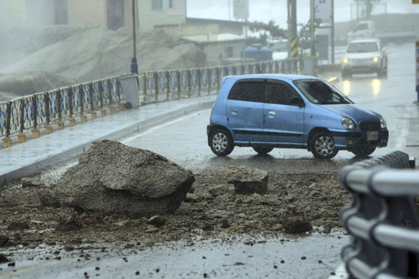 Typhoon Sanba lashes S. Korea