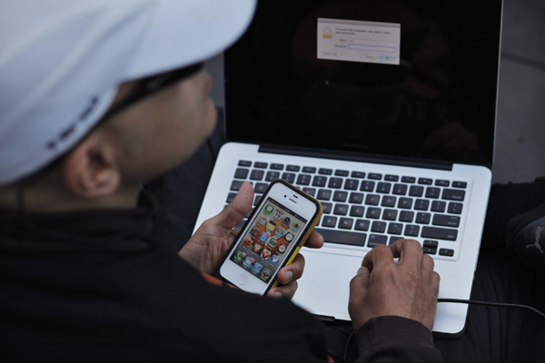 Customers queue up for iPhone 5 in New York