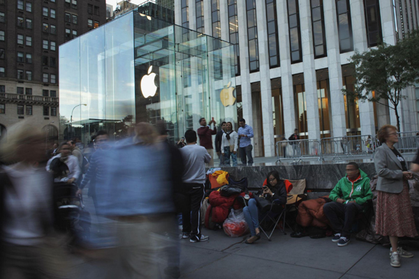 Customers queue up for iPhone 5 in New York