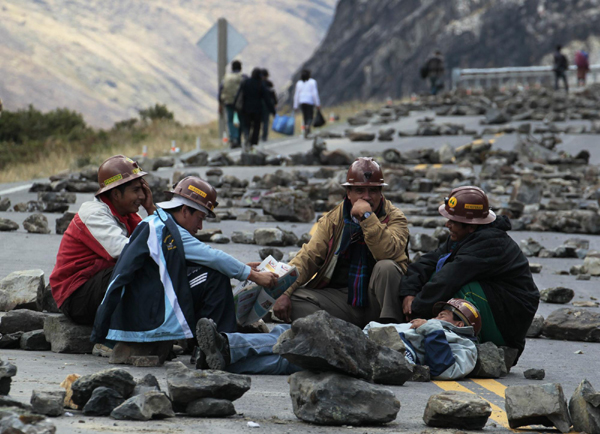 Bolivian independent miners blockade main highway