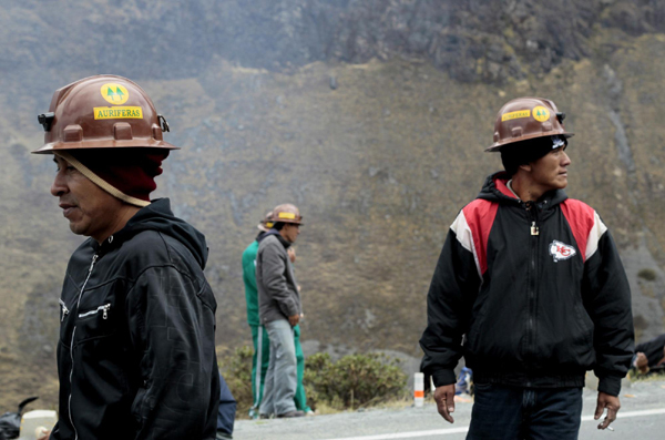 Bolivian independent miners blockade main highway