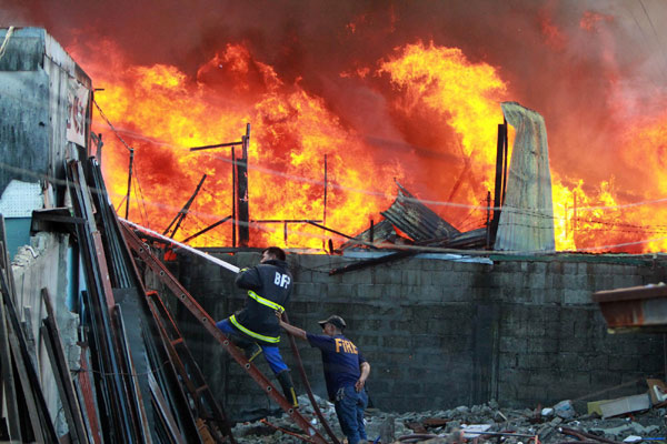 400 houses razed in Philippines fire