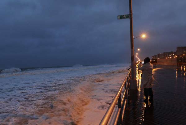 Obama returns to Washington to monitor storm