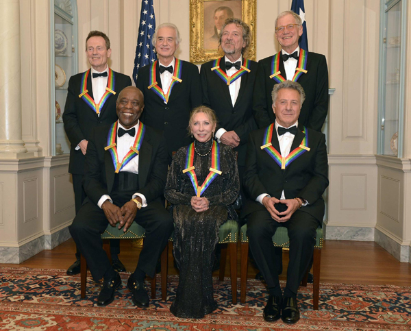 Obama salutes entertainers taking a Washington bow