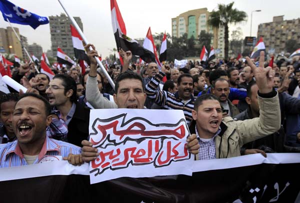 Egypt's Morsi leaves palace amid violent protest