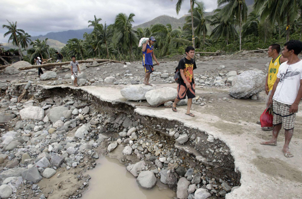 Typhoon Bopha kills at least 325 in Philippine