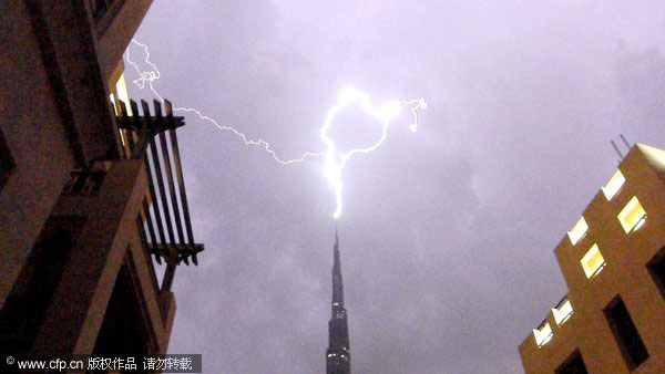 Lightning strikes world's tallest skyscraper