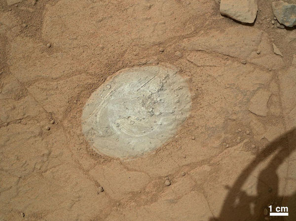 Curiosity cleans rock on Mars