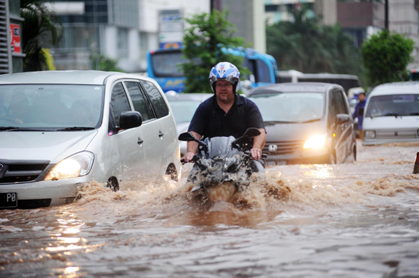 Indonesia's Jakarta paralyzed by flood