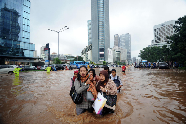 Indonesia's Jakarta paralyzed by flood