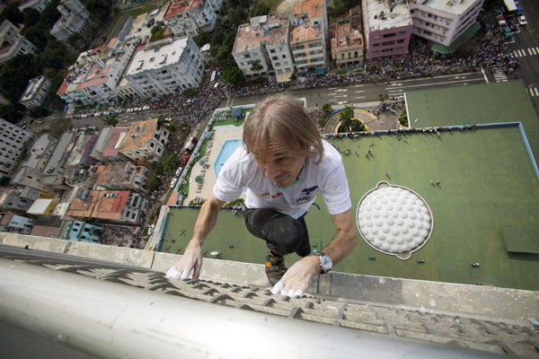 'French Spiderman' climbs landmark Havana hotel