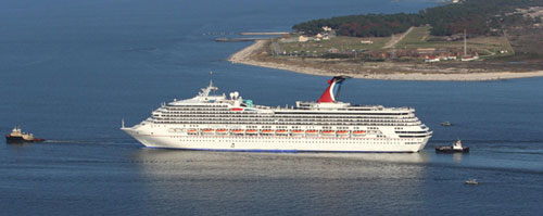 Crippled cruise docks at Alabama terminal