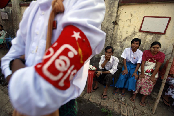 Aung San Suu Kyi re-elected opposition leader