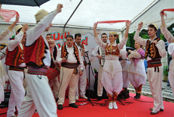 Albanians celebrate Summer Festival