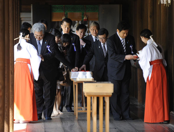 Japanese lawmakers visit Yasukuni Shrine