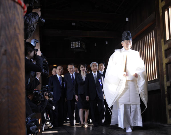 Japanese lawmakers visit Yasukuni Shrine