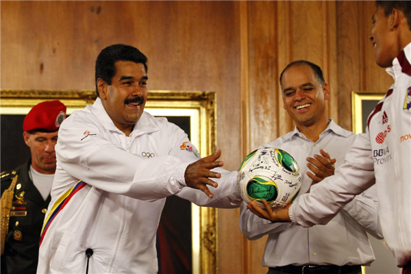 Venezuela's President meets Under-17 soccer team