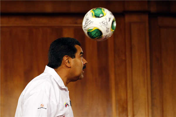 Venezuela's President meets Under-17 soccer team