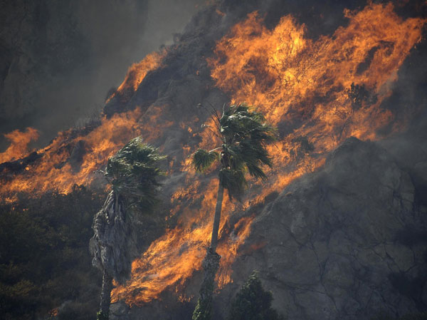 Wildfire rages northwest of Los Angeles