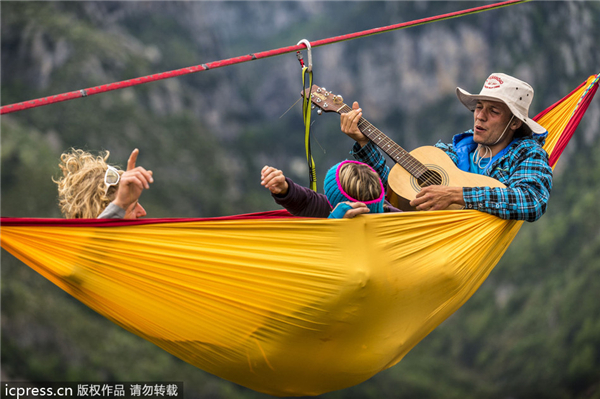 Daredevil musicians' gig in the sky