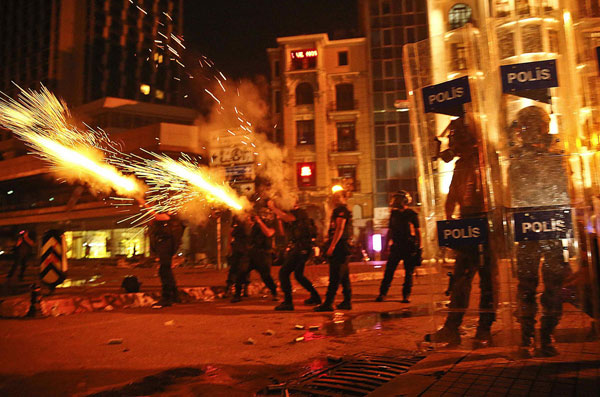 Turkey police storm protest square in new clashes