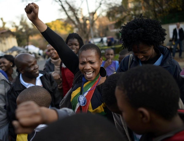 People pay respect to Mandela