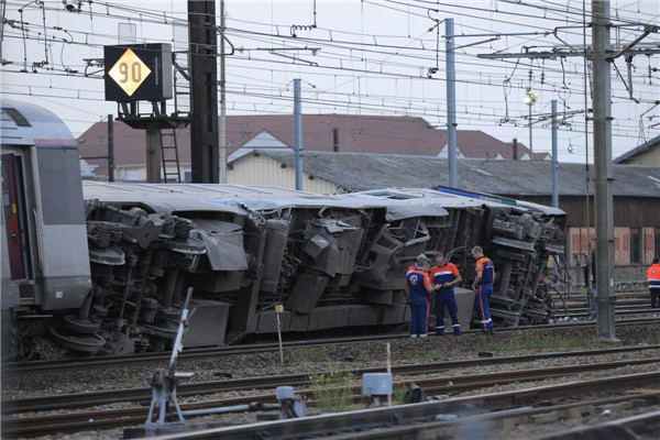 6 dead in France train crash; 9 gravely injured