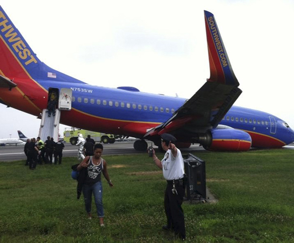 Plane's front gear collapses in LaGuardia landing