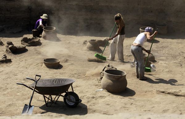 Ancient Peruvian tomb excavated