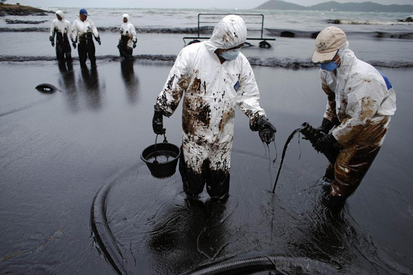 Thai oil spill reaches tourist resort