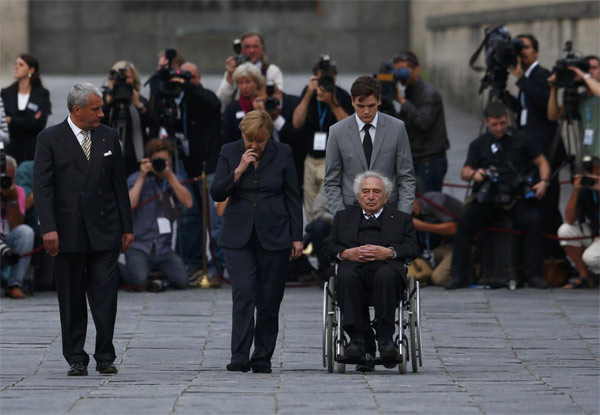 Merkel makes historic visit to Nazi Dachau camp