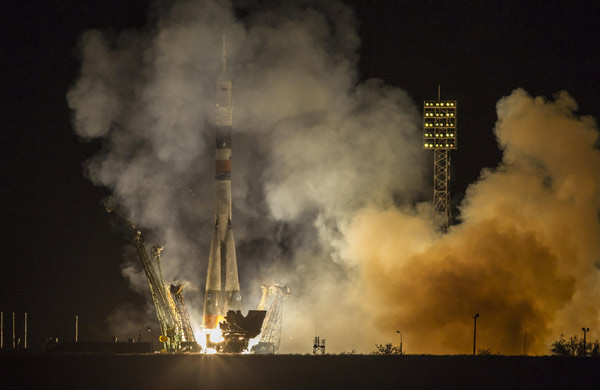 Joint Russian-US crew blasts off for space station