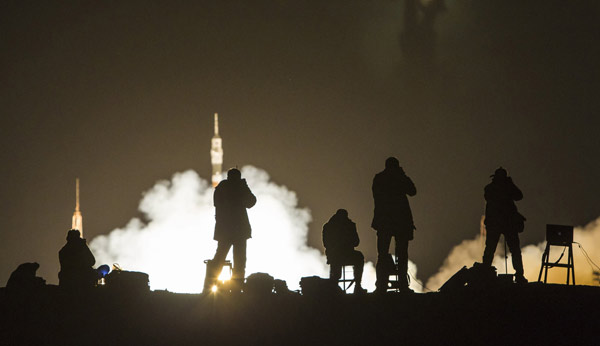 Joint Russian-US crew blasts off for space station