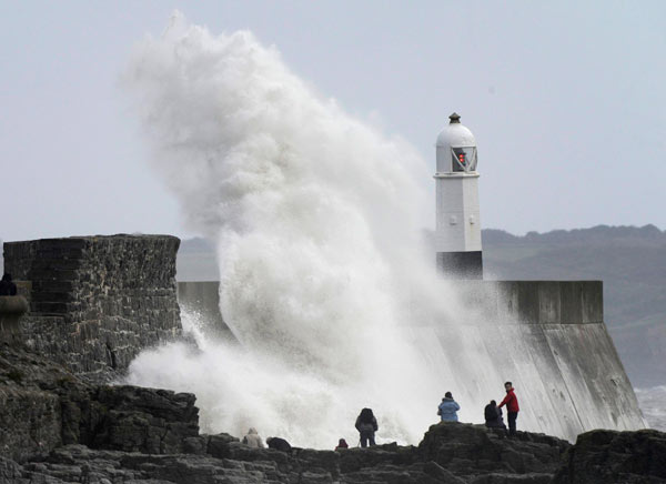 Storm wreaks havoc in S Britain, leaving 4 dead