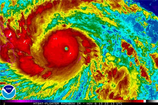 Super Typhoon roars into Philippines