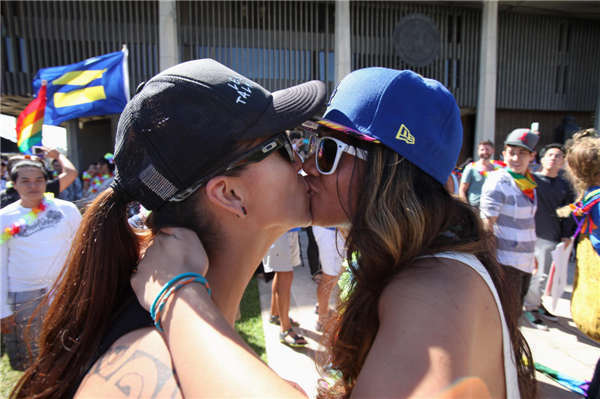 Hawaii legalizes gay marriage