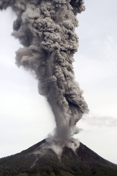 Indonesia warns flight as 2 volcanoes erupt