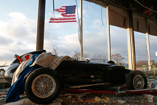 Survivors of Midwest tornado sift through wreckage